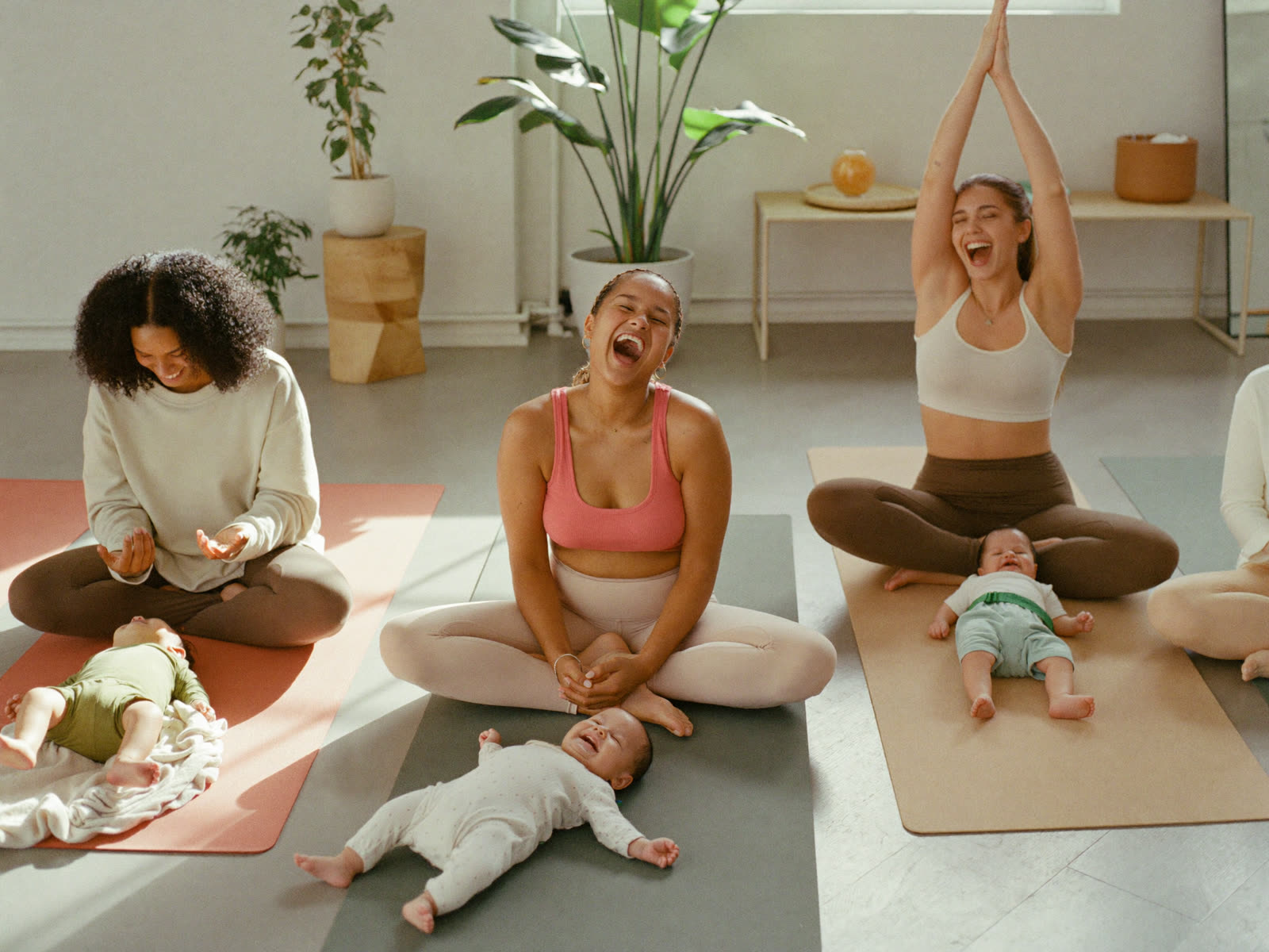 Un cercle de jeunes mamans qui rient ensemble