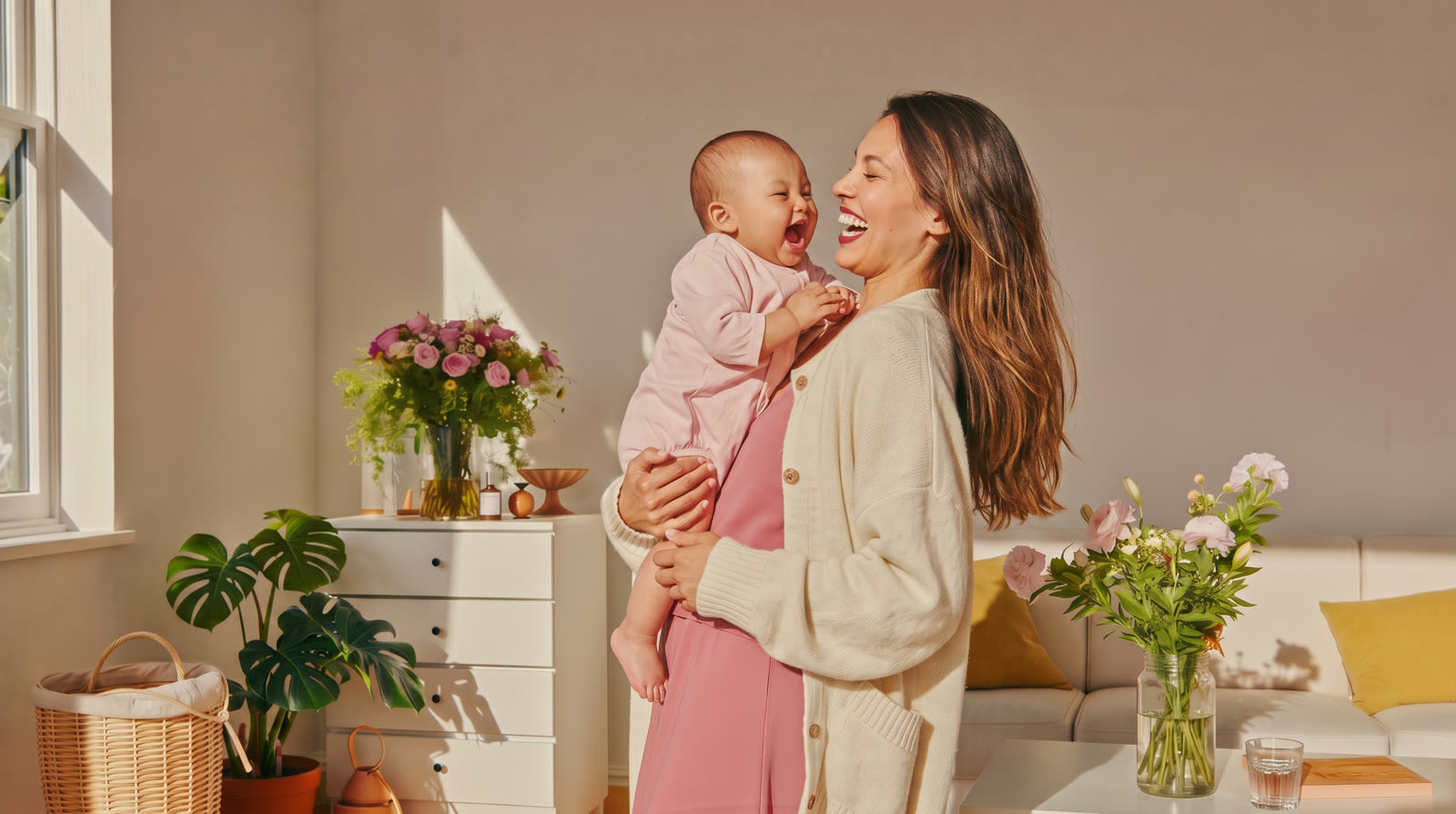 Une maman qui danse avec son bébé dans un salon lumineux